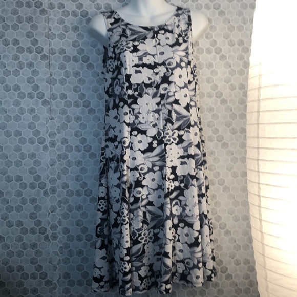 dresses same size S hearts is LG like a M . - Picture 6 of 8